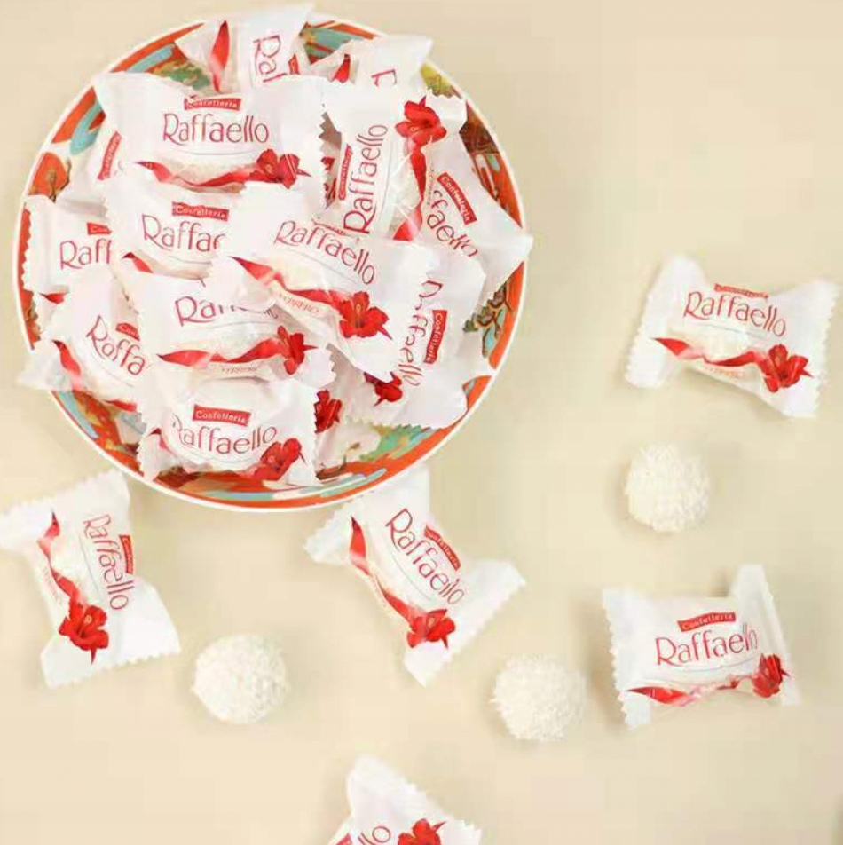 Bombonierka Raffaello Ferrero Prezent kokosowe kulki kokos z migdałami 230g
