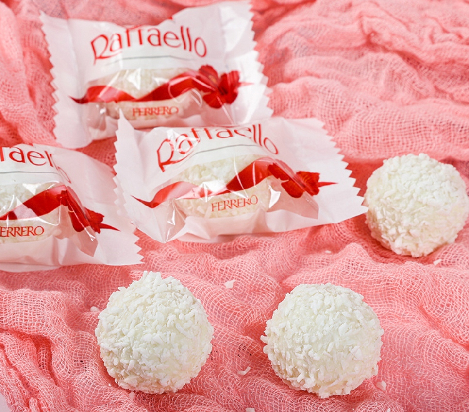 Bombonierka Raffaello Ferrero Prezent kokosowe kulki kokos z migdałami 230g